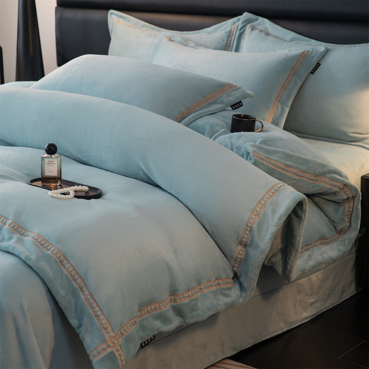 91家纺网 家纺一手货源 找家纺 暖洋家纺 2025新款暖芙绒纯色刺绣款套件四件套 湖绿色