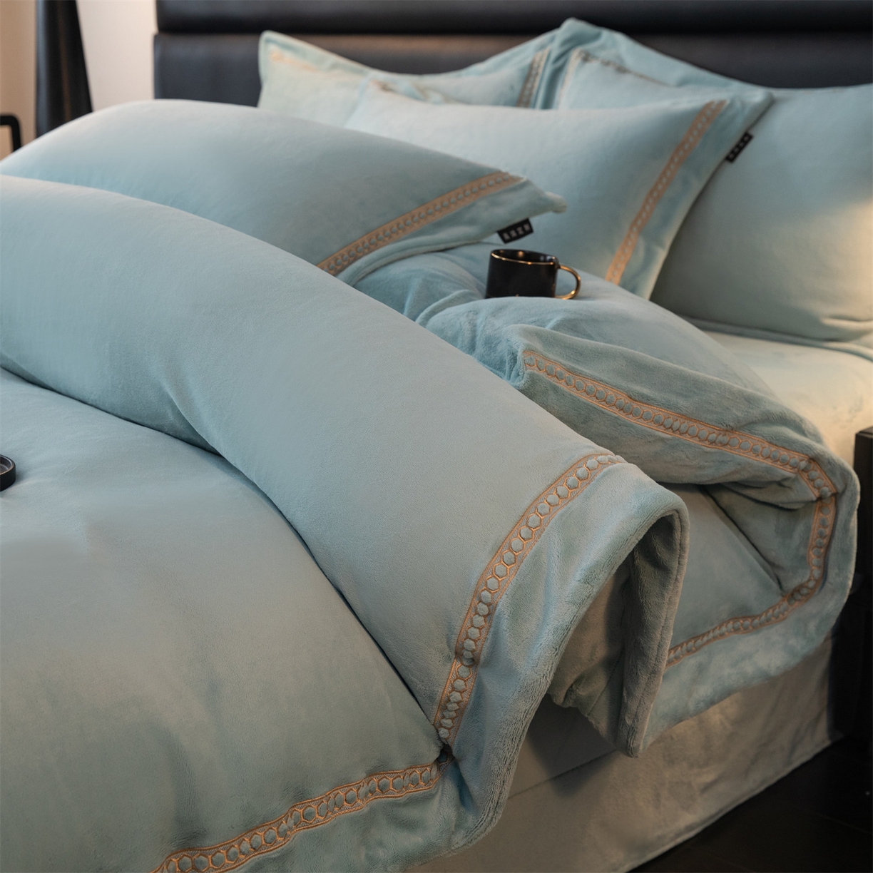 91家纺网 家纺一手货源 找家纺 暖洋家纺 2025新款暖芙绒纯色刺绣款套件四件套 湖绿色