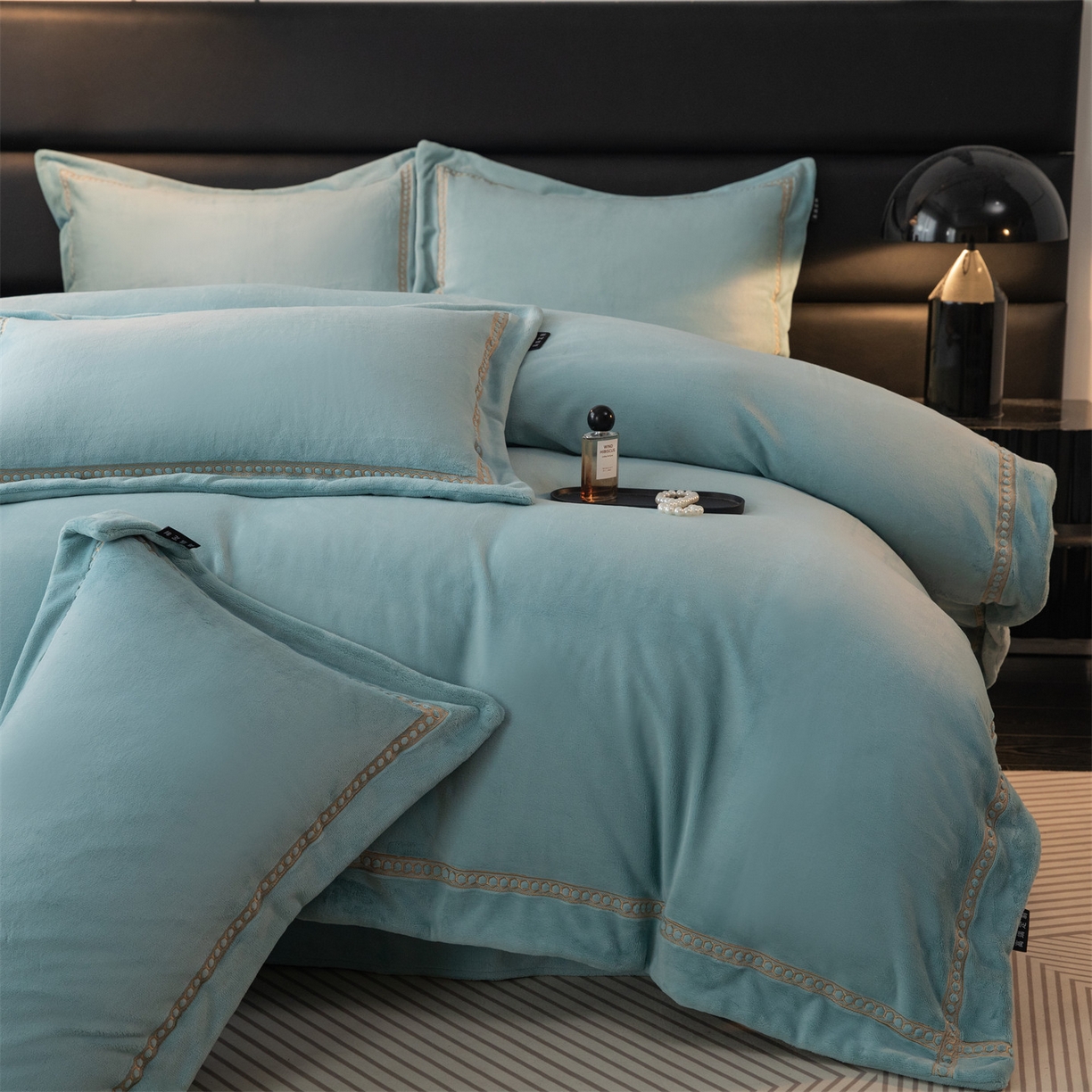 91家纺网 家纺一手货源 找家纺 暖洋家纺 2025新款暖芙绒纯色刺绣款套件四件套 湖绿色