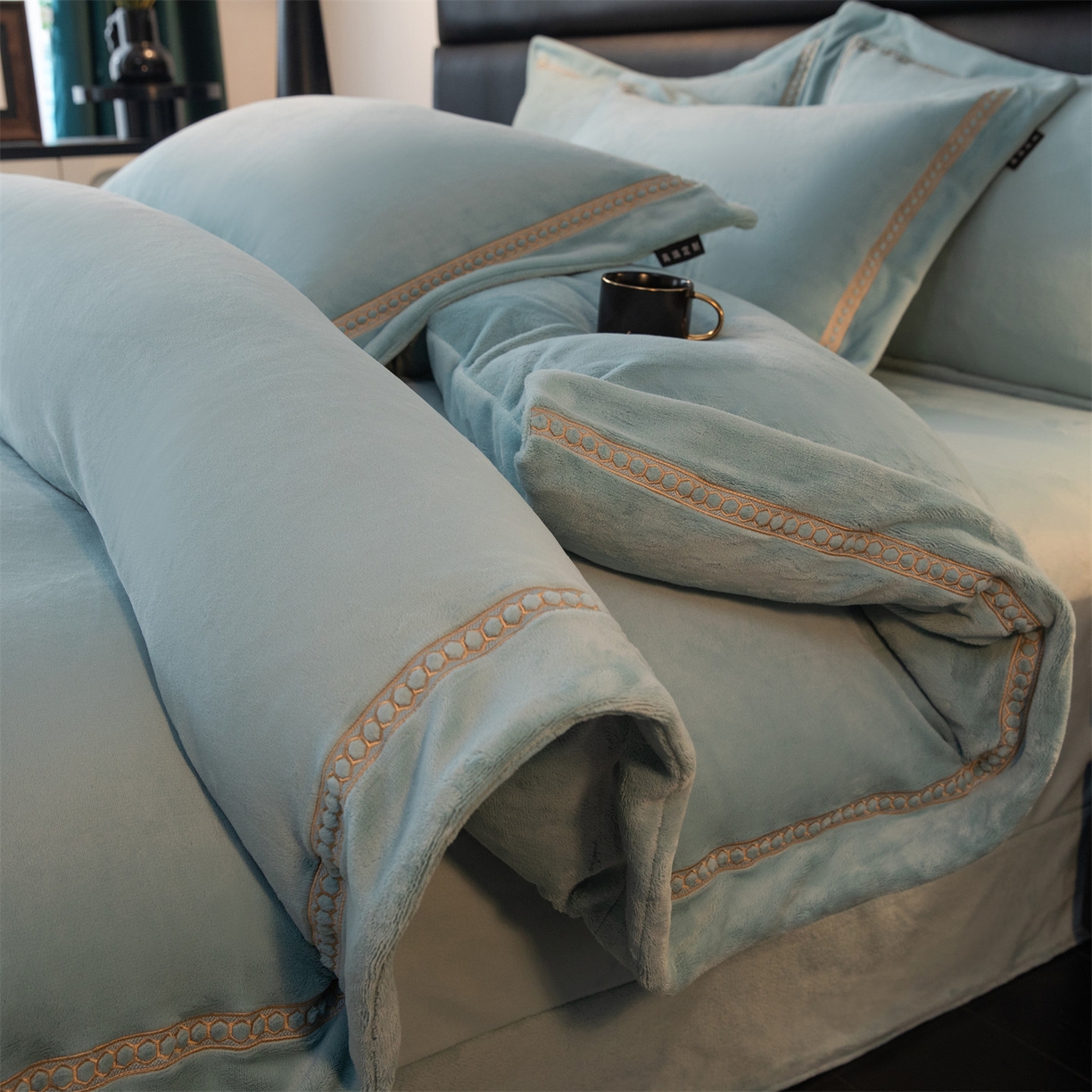 91家纺网 家纺一手货源 找家纺 暖洋家纺 2025新款暖芙绒纯色刺绣款套件四件套 湖绿色