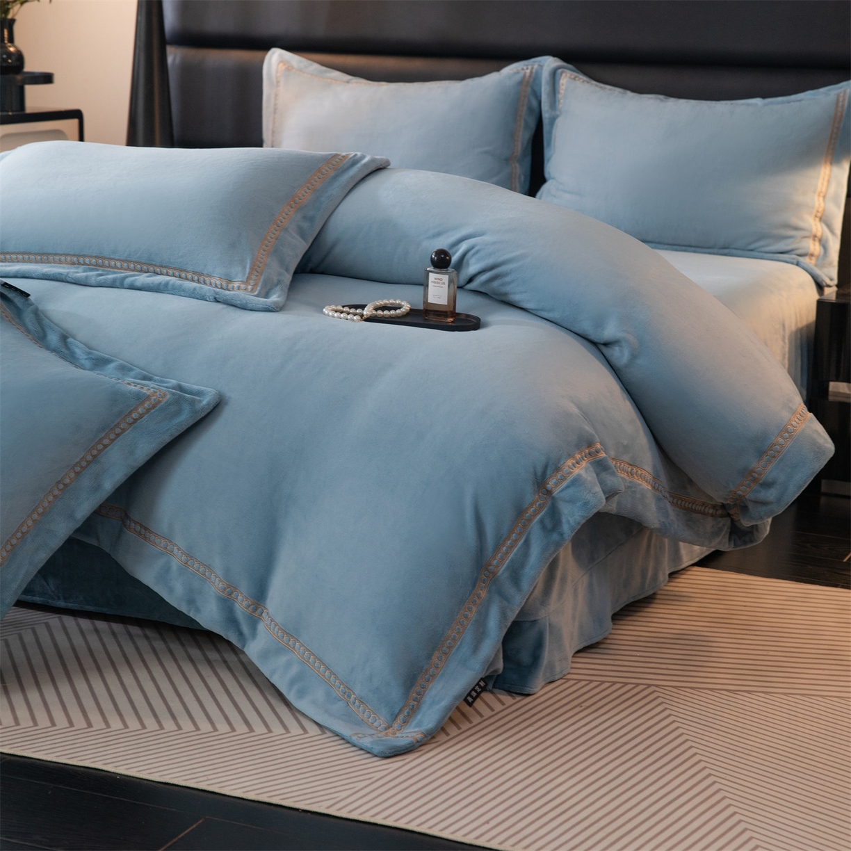 91家纺网 家纺一手货源 找家纺 暖洋家纺 2025新款暖芙绒纯色刺绣款套件四件套 蓝灰