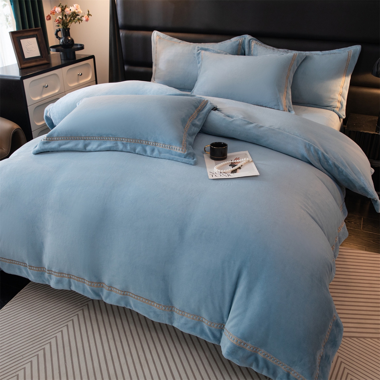 91家纺网 家纺一手货源 找家纺 暖洋家纺 2025新款暖芙绒纯色刺绣款套件四件套 蓝灰