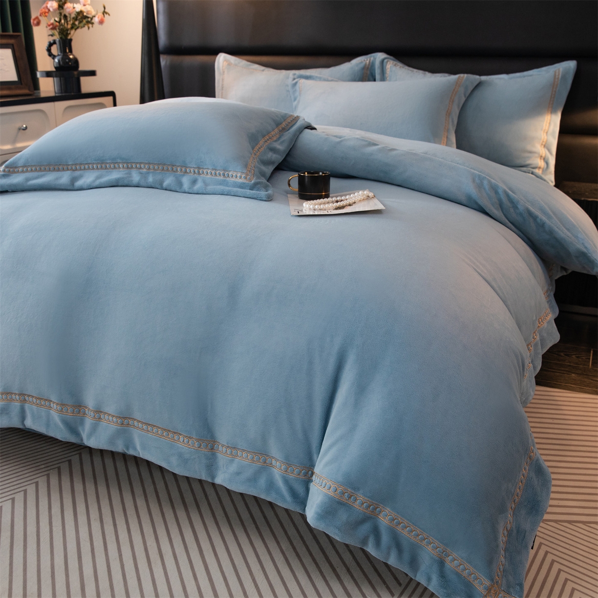 91家纺网 家纺一手货源 找家纺 暖洋家纺 2025新款暖芙绒纯色刺绣款套件四件套 蓝灰