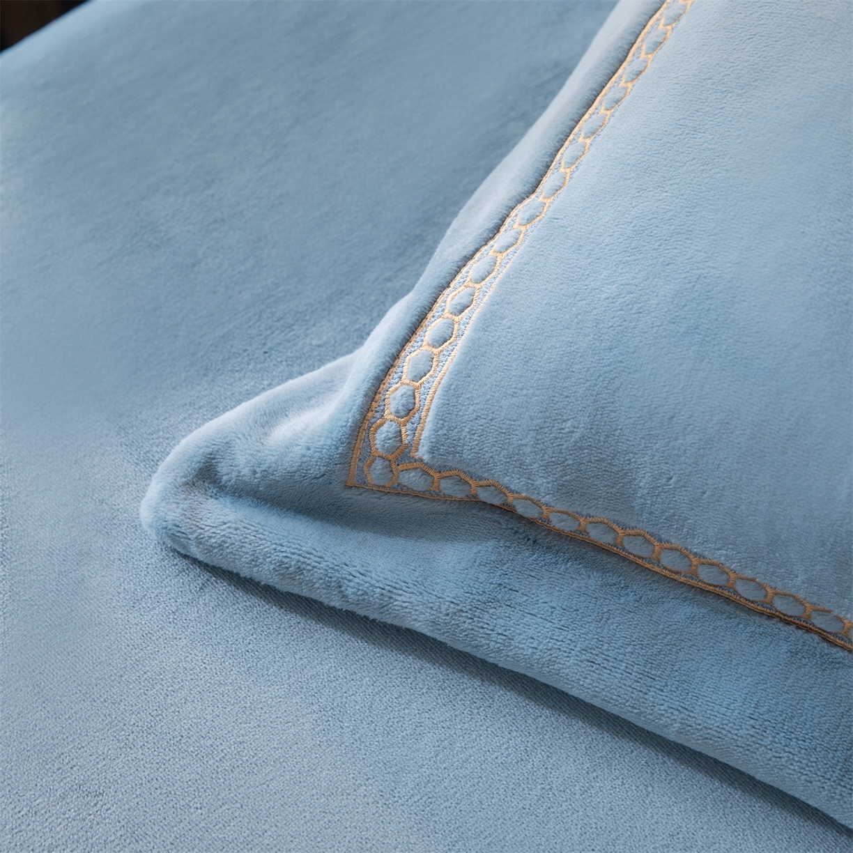 91家纺网 家纺一手货源 找家纺 暖洋家纺 2025新款暖芙绒纯色刺绣款套件四件套 蓝灰