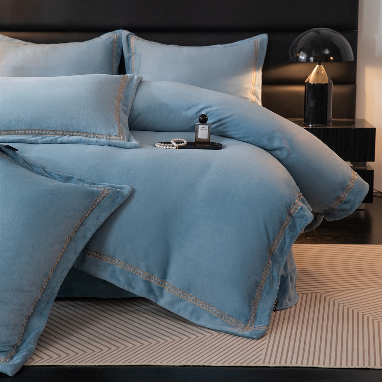 91家纺网 家纺一手货源 找家纺 暖洋家纺 2025新款暖芙绒纯色刺绣款套件四件套 蓝灰