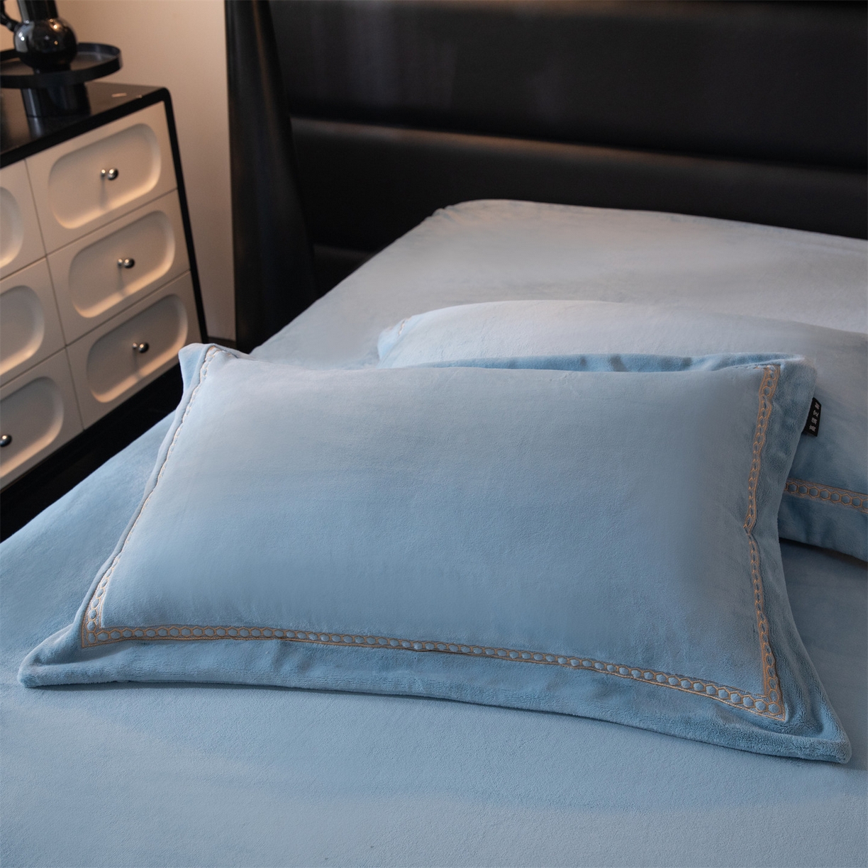 91家纺网 家纺一手货源 找家纺 暖洋家纺 2025新款暖芙绒纯色刺绣款套件四件套 蓝灰