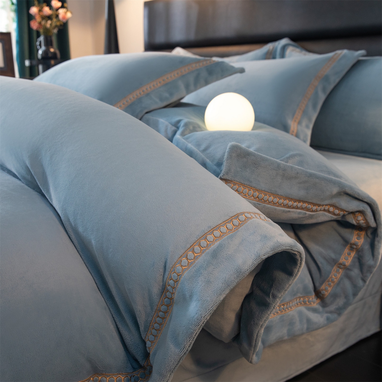 91家纺网 家纺一手货源 找家纺 暖洋家纺 2025新款暖芙绒纯色刺绣款套件四件套 蓝灰