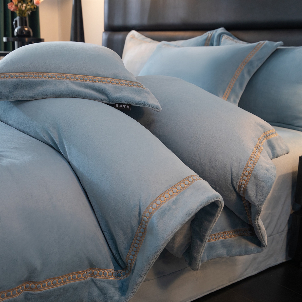 91家纺网 家纺一手货源 找家纺 暖洋家纺 2025新款暖芙绒纯色刺绣款套件四件套 蓝灰