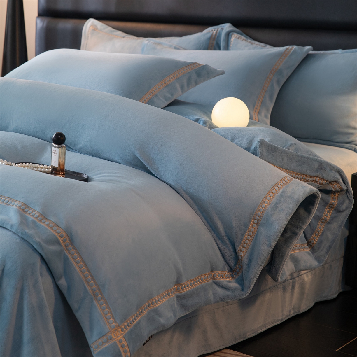 91家纺网 家纺一手货源 找家纺 暖洋家纺 2025新款暖芙绒纯色刺绣款套件四件套 蓝灰