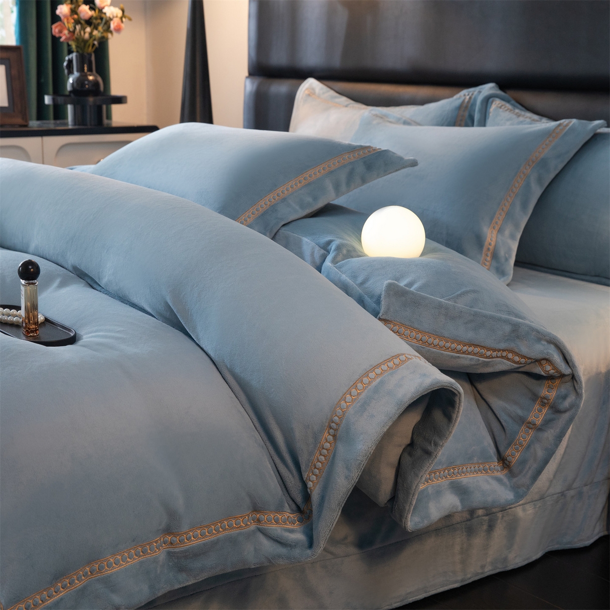 91家纺网 家纺一手货源 找家纺 暖洋家纺 2025新款暖芙绒纯色刺绣款套件四件套 蓝灰