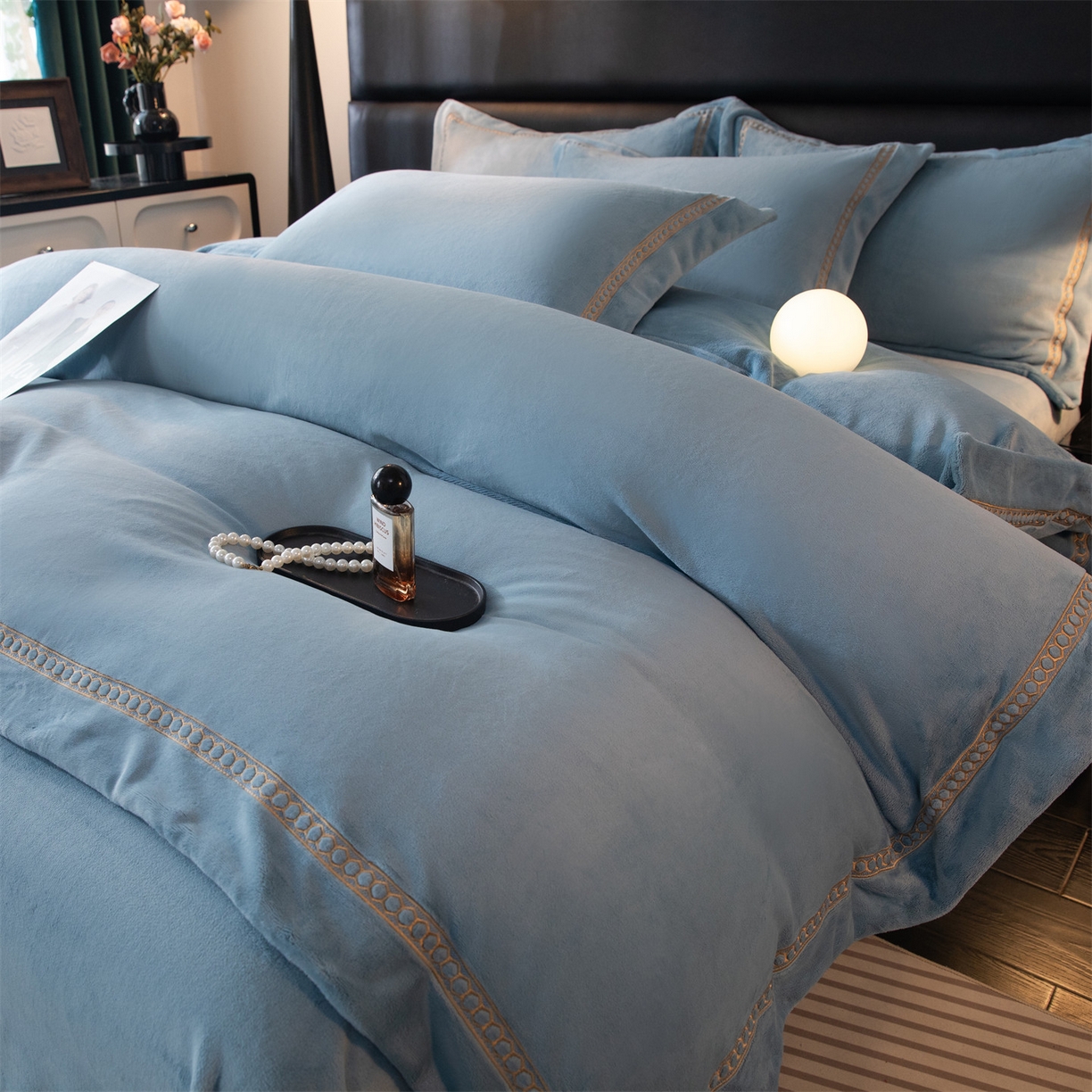 91家纺网 家纺一手货源 找家纺 暖洋家纺 2025新款暖芙绒纯色刺绣款套件四件套 蓝灰