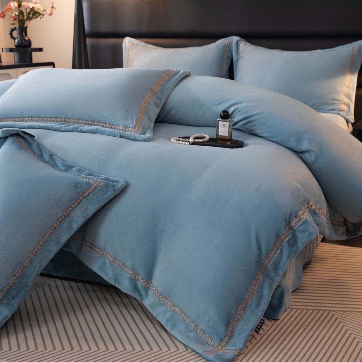 91家纺网 家纺一手货源 找家纺 暖洋家纺 2025新款暖芙绒纯色刺绣款套件四件套 蓝灰