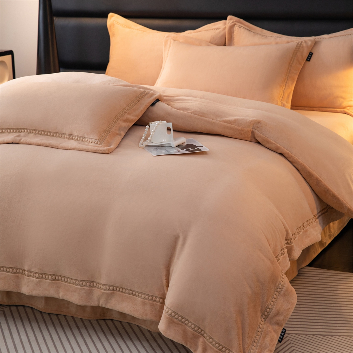 91家纺网 家纺一手货源 找家纺 暖洋家纺 2025新款暖芙绒纯色刺绣款套件四件套 香槟色