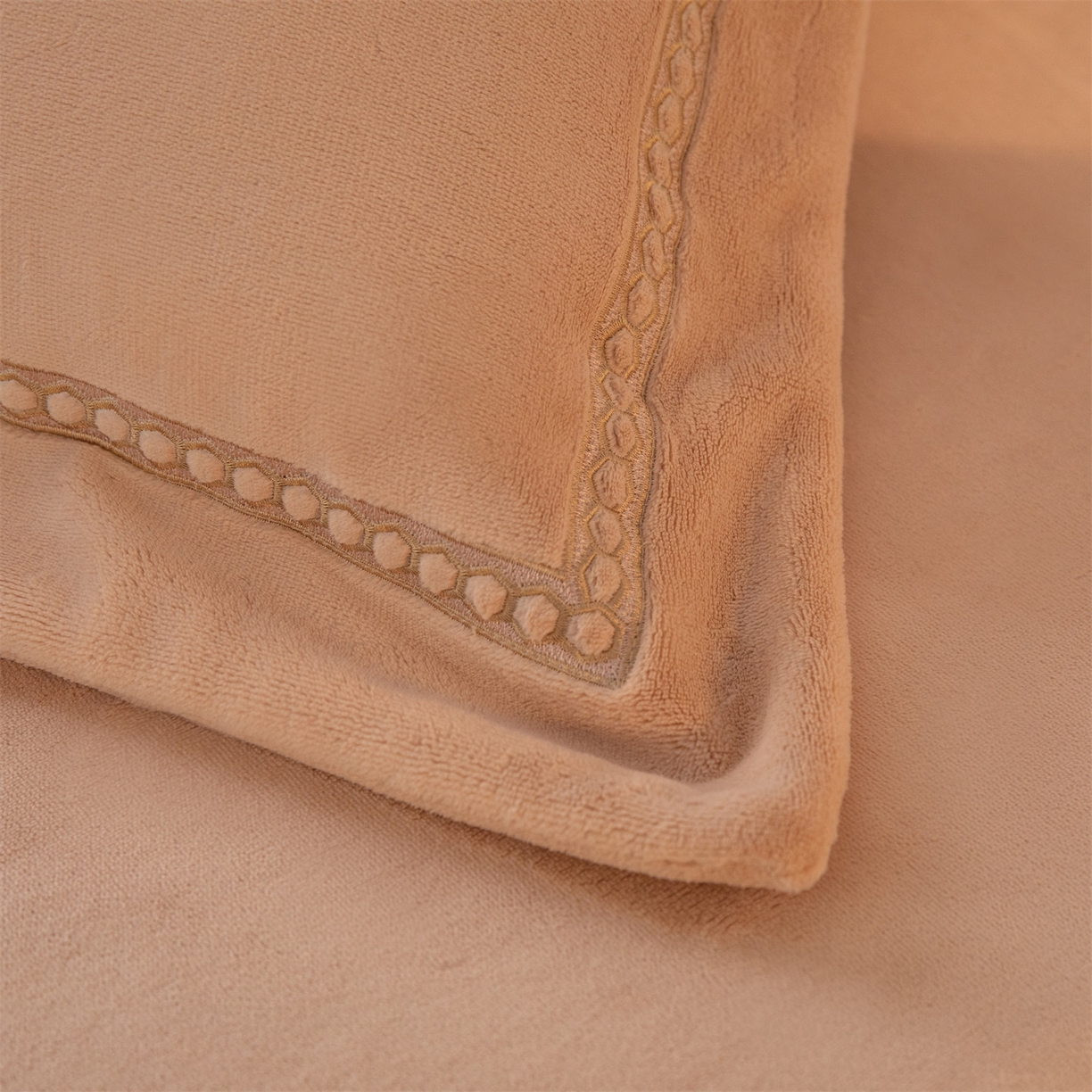 91家纺网 家纺一手货源 找家纺 暖洋家纺 2025新款暖芙绒纯色刺绣款套件四件套 香槟色