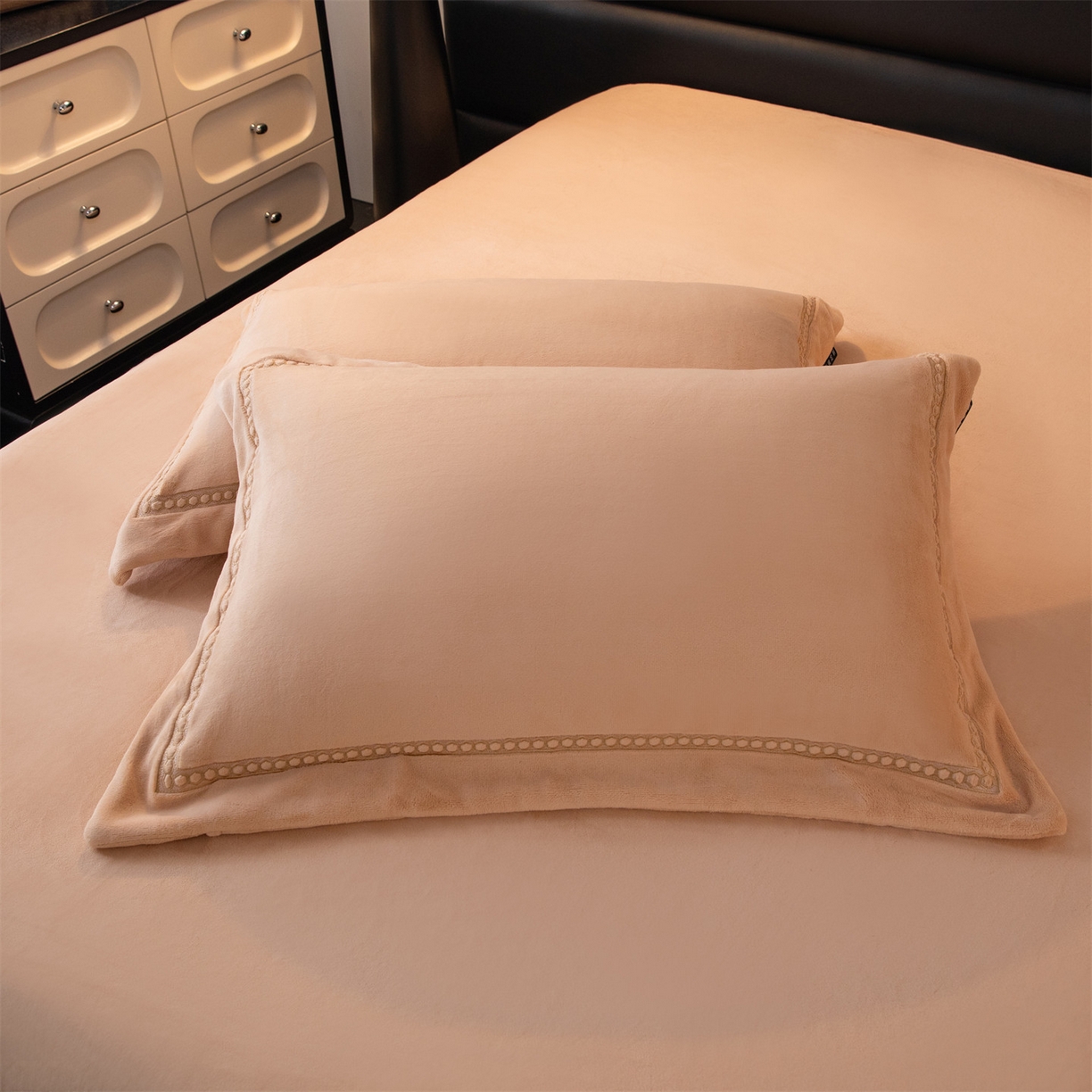 91家纺网 家纺一手货源 找家纺 暖洋家纺 2025新款暖芙绒纯色刺绣款套件四件套 香槟色