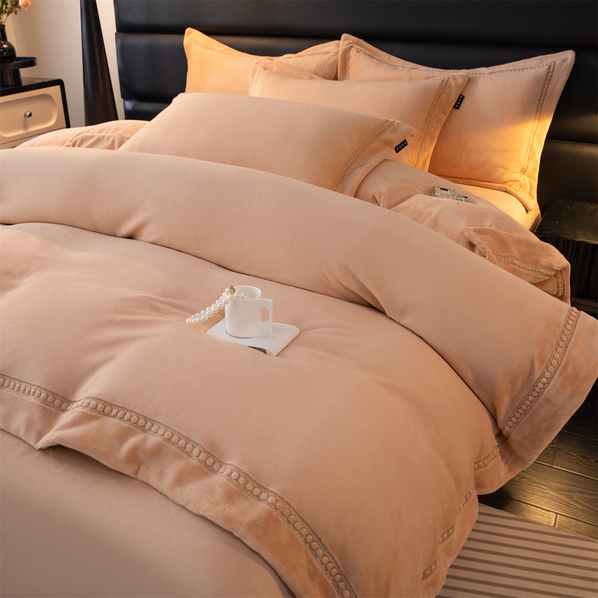 91家纺网 家纺一手货源 找家纺 暖洋家纺 2025新款暖芙绒纯色刺绣款套件四件套 香槟色