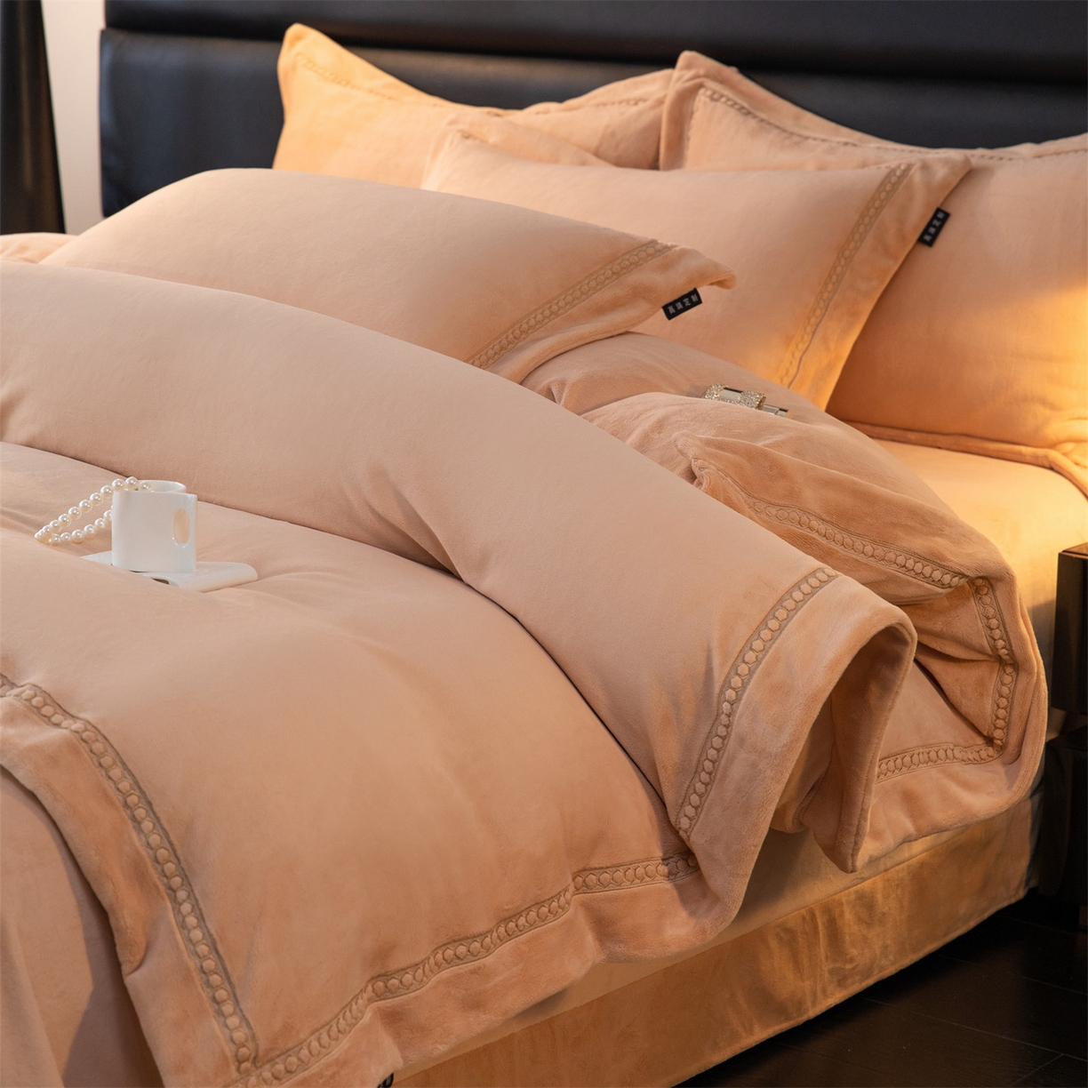 91家纺网 家纺一手货源 找家纺 暖洋家纺 2025新款暖芙绒纯色刺绣款套件四件套 香槟色