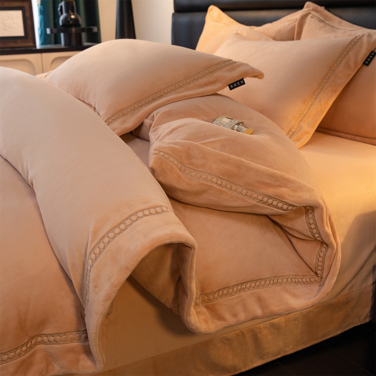 91家纺网 家纺一手货源 找家纺 暖洋家纺 2025新款暖芙绒纯色刺绣款套件四件套 香槟色