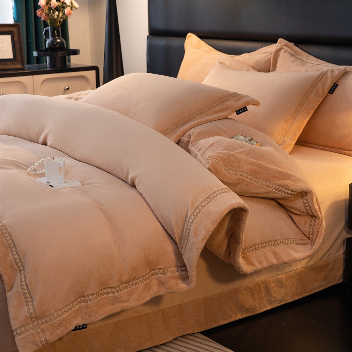 91家纺网 家纺一手货源 找家纺 暖洋家纺 2025新款暖芙绒纯色刺绣款套件四件套 香槟色