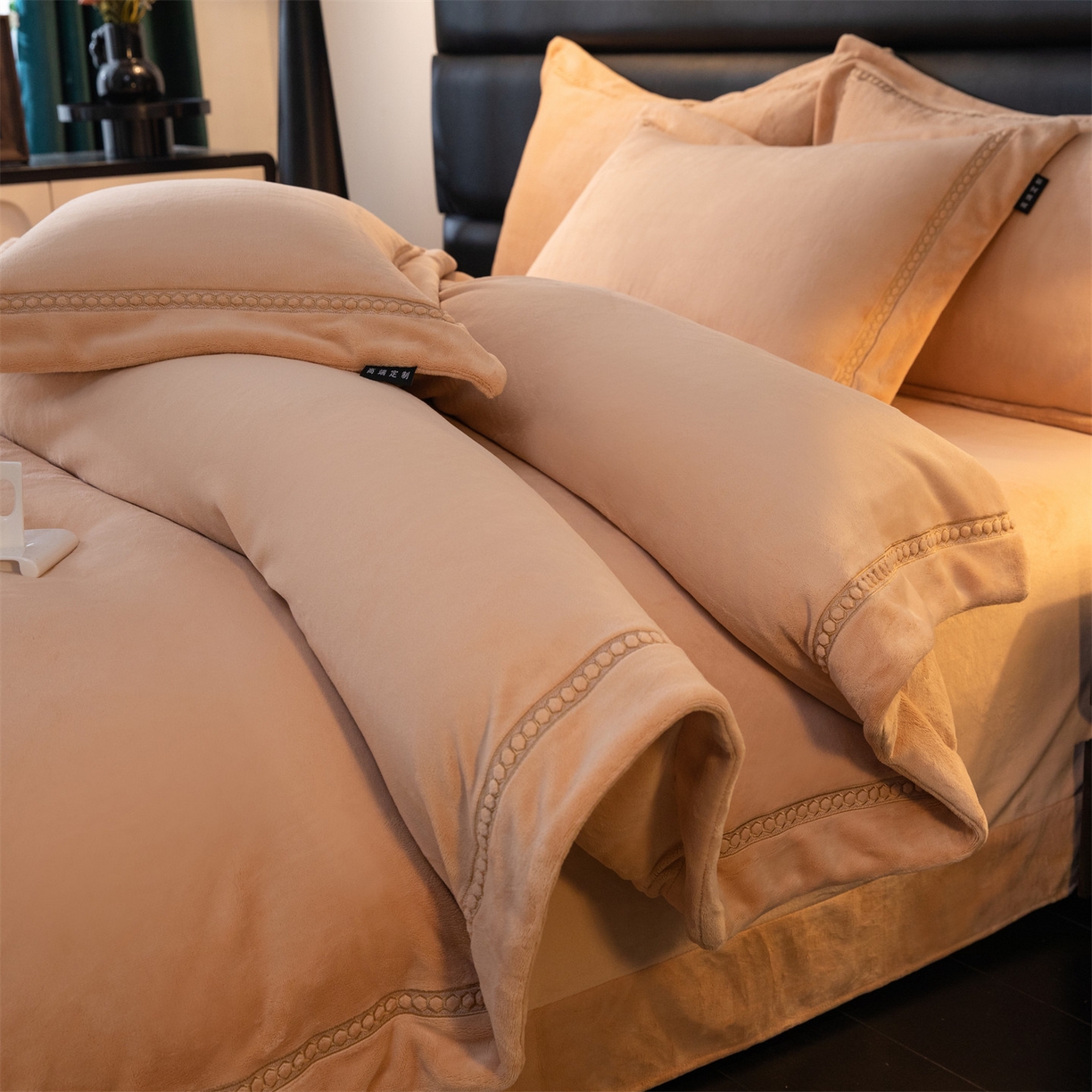 91家纺网 家纺一手货源 找家纺 暖洋家纺 2025新款暖芙绒纯色刺绣款套件四件套 香槟色