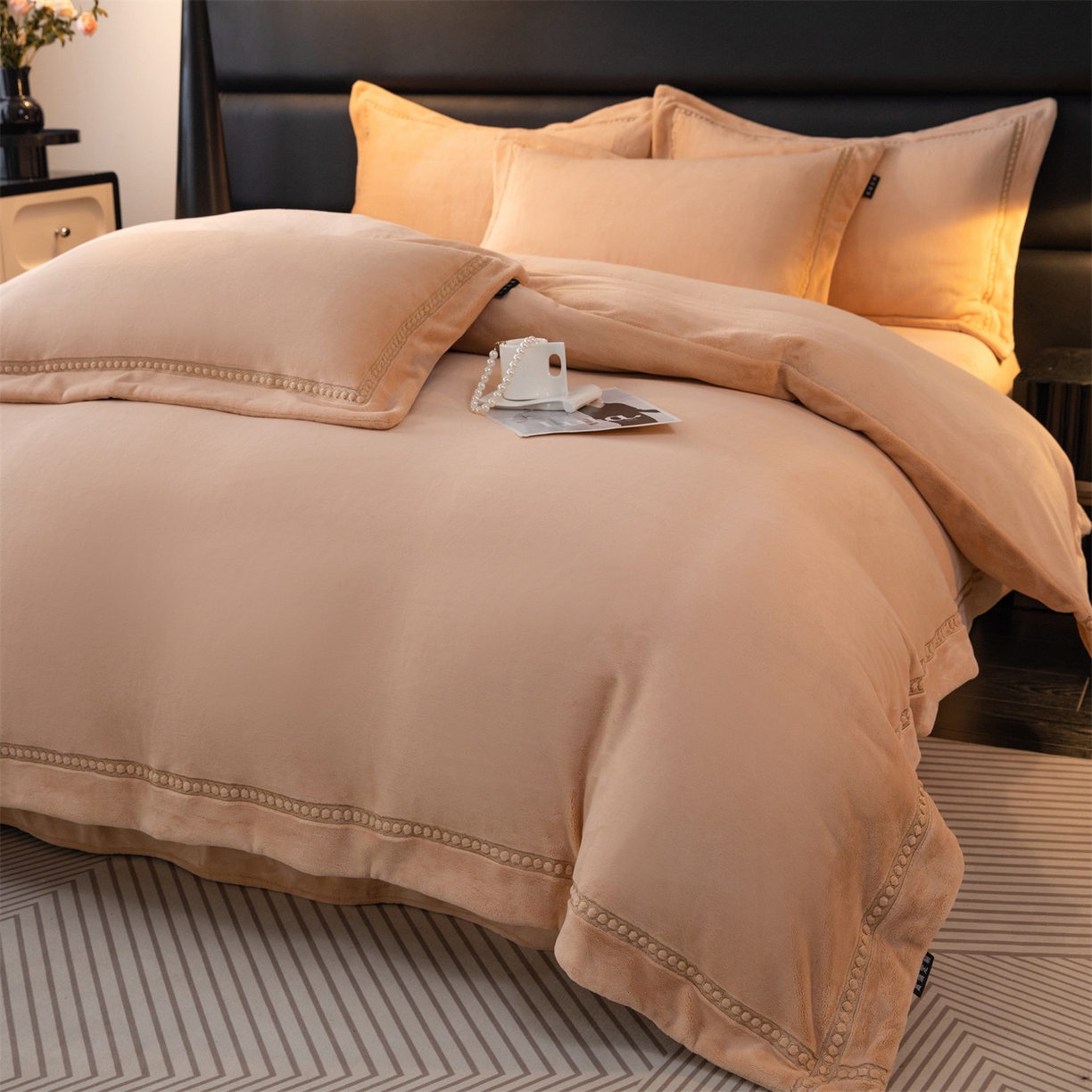 91家纺网 家纺一手货源 找家纺 暖洋家纺 2025新款暖芙绒纯色刺绣款套件四件套 香槟色