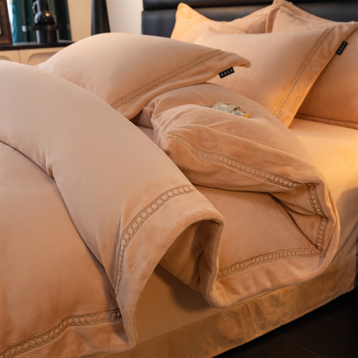 91家纺网 家纺一手货源 找家纺 暖洋家纺 2025新款暖芙绒纯色刺绣款套件四件套 香槟色