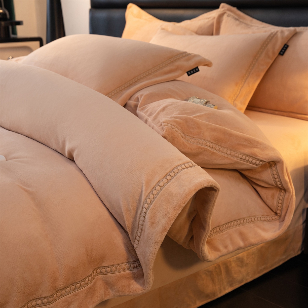 91家纺网 家纺一手货源 找家纺 暖洋家纺 2025新款暖芙绒纯色刺绣款套件四件套 香槟色