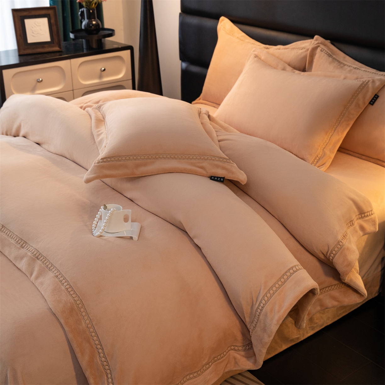 91家纺网 家纺一手货源 找家纺 暖洋家纺 2025新款暖芙绒纯色刺绣款套件四件套 香槟色