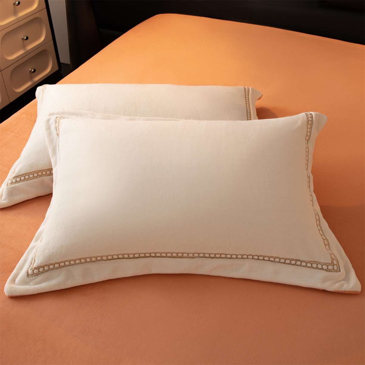 91家纺网 家纺一手货源 找家纺 暖洋家纺 2025新款暖芙绒纯色刺绣款套件四件套 杏仁