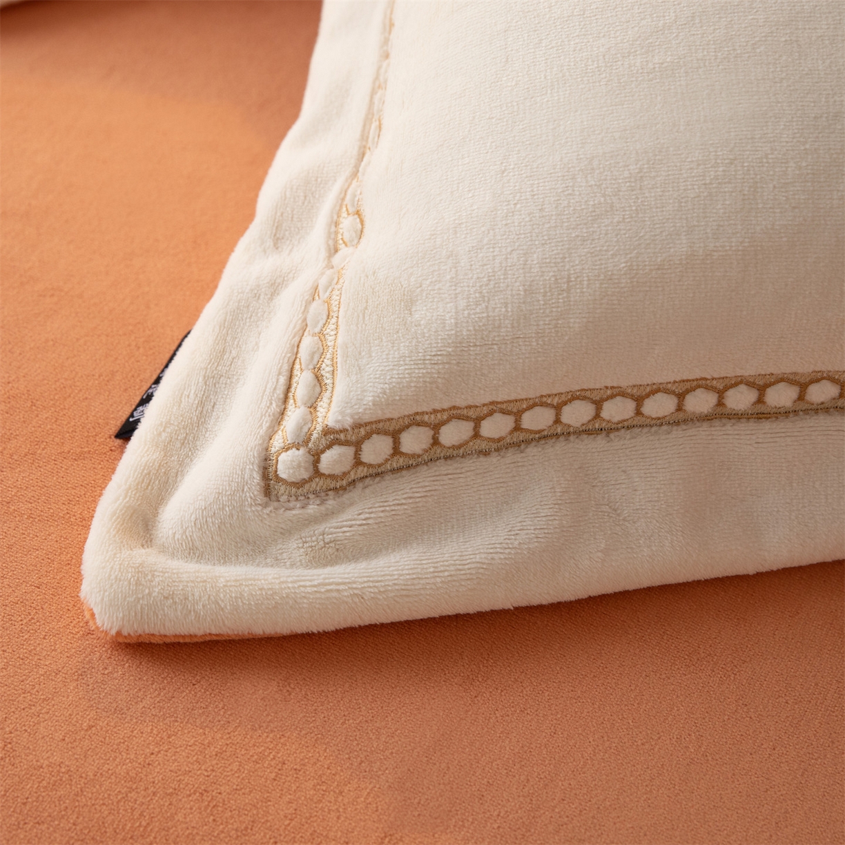 91家纺网 家纺一手货源 找家纺 暖洋家纺 2025新款暖芙绒纯色刺绣款套件四件套 杏仁