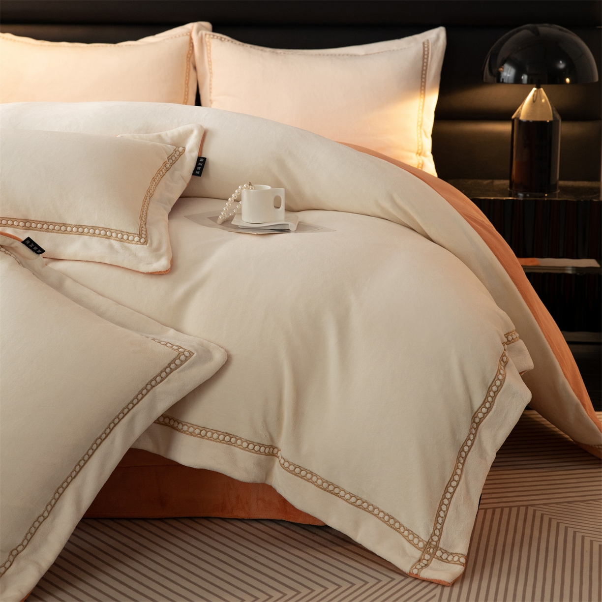 91家纺网 家纺一手货源 找家纺 暖洋家纺 2025新款暖芙绒纯色刺绣款套件四件套 杏仁