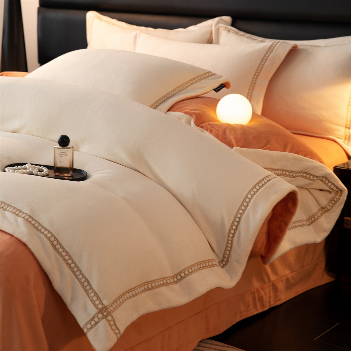 91家纺网 家纺一手货源 找家纺 暖洋家纺 2025新款暖芙绒纯色刺绣款套件四件套 杏仁