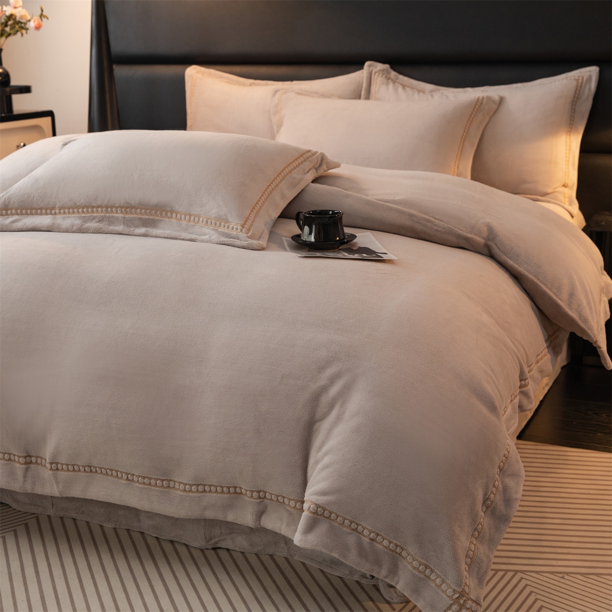 91家纺网 家纺一手货源 找家纺 暖洋家纺 2025新款暖芙绒纯色刺绣款套件四件套 银灰色