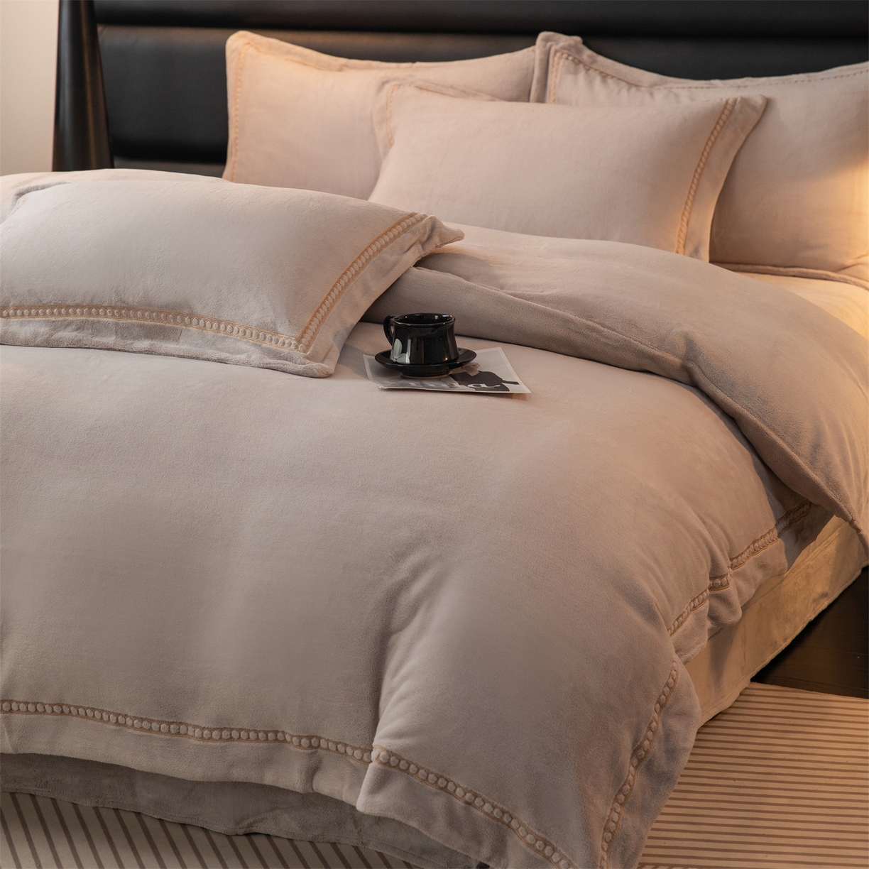 91家纺网 家纺一手货源 找家纺 暖洋家纺 2025新款暖芙绒纯色刺绣款套件四件套 银灰色