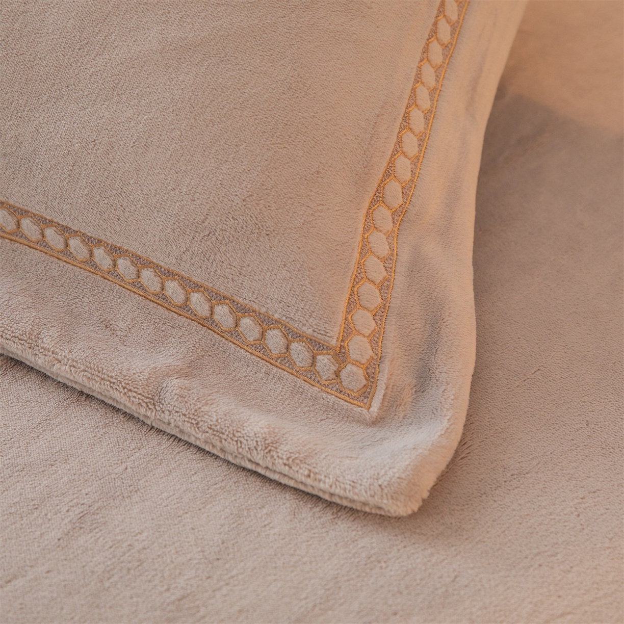 91家纺网 家纺一手货源 找家纺 暖洋家纺 2025新款暖芙绒纯色刺绣款套件四件套 银灰色