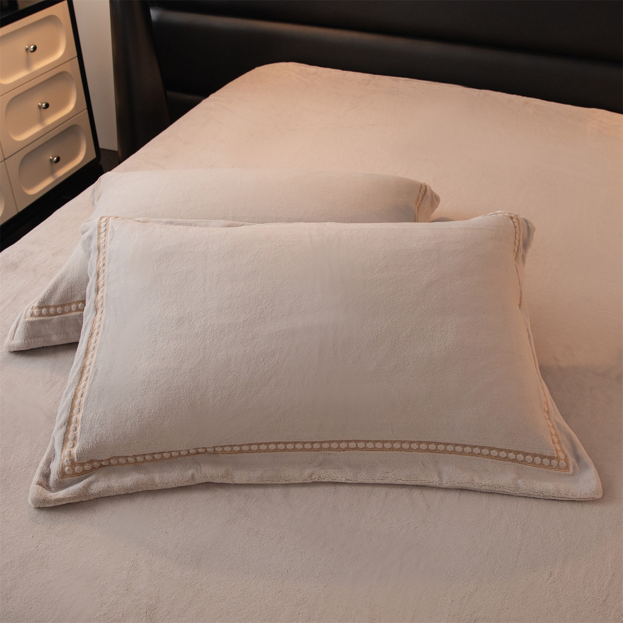 91家纺网 家纺一手货源 找家纺 暖洋家纺 2025新款暖芙绒纯色刺绣款套件四件套 银灰色