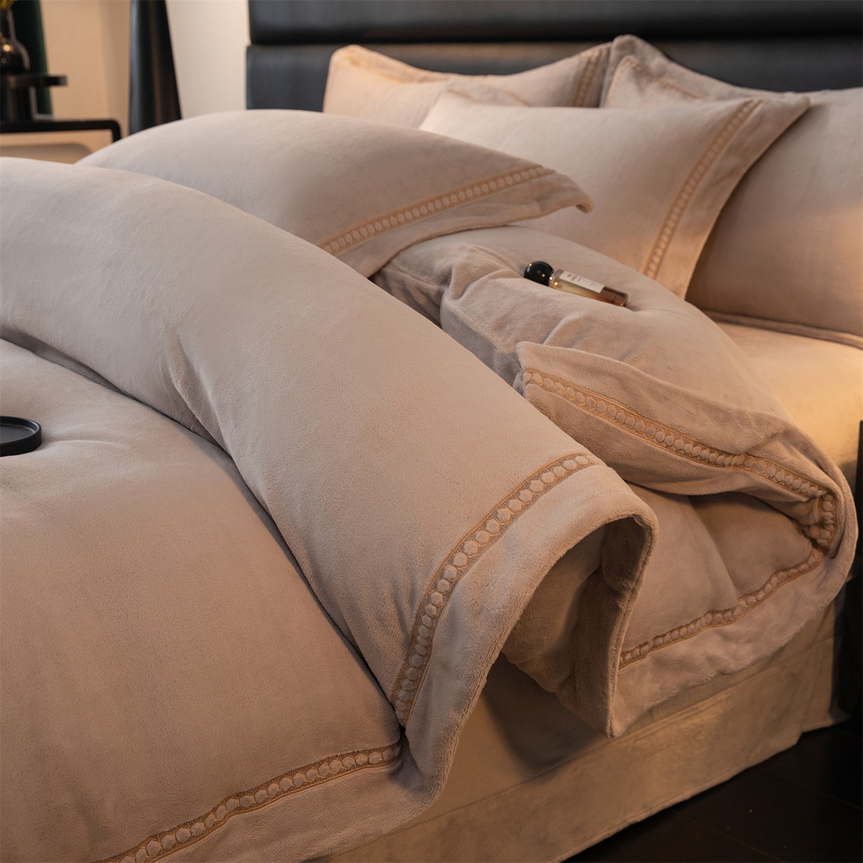 91家纺网 家纺一手货源 找家纺 暖洋家纺 2025新款暖芙绒纯色刺绣款套件四件套 银灰色