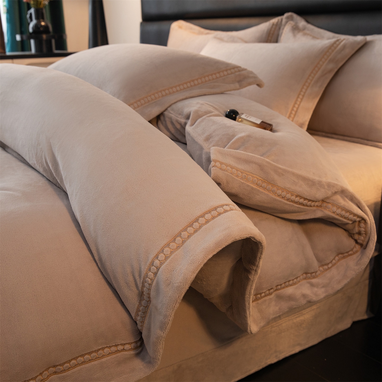 91家纺网 家纺一手货源 找家纺 暖洋家纺 2025新款暖芙绒纯色刺绣款套件四件套 银灰色