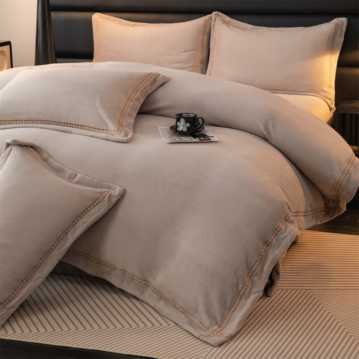 91家纺网 家纺一手货源 找家纺 暖洋家纺 2025新款暖芙绒纯色刺绣款套件四件套 银灰色