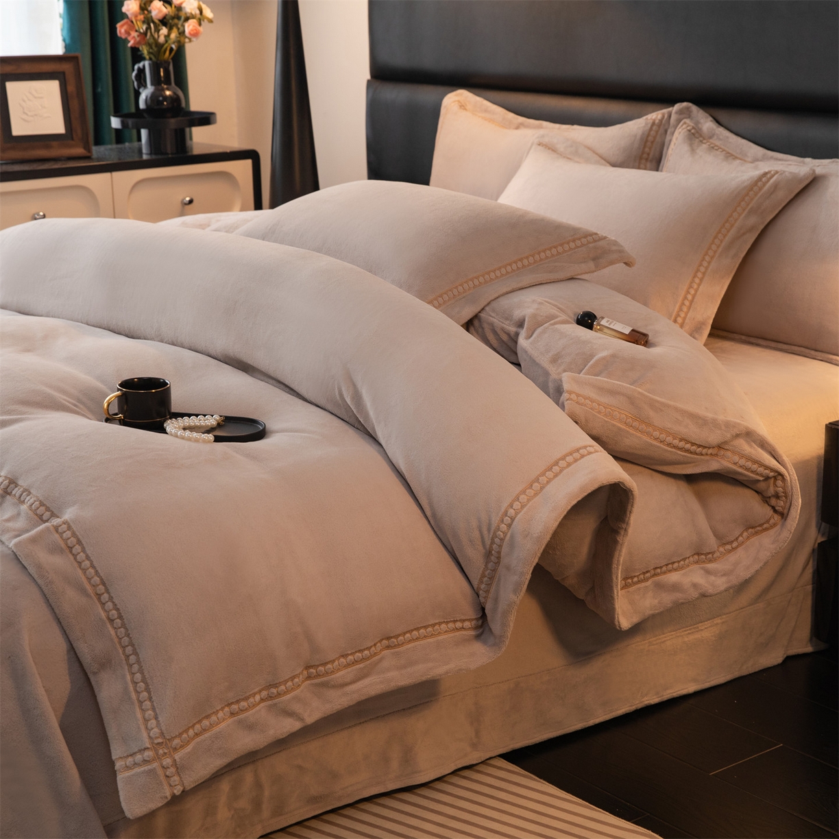 91家纺网 家纺一手货源 找家纺 暖洋家纺 2025新款暖芙绒纯色刺绣款套件四件套 银灰色