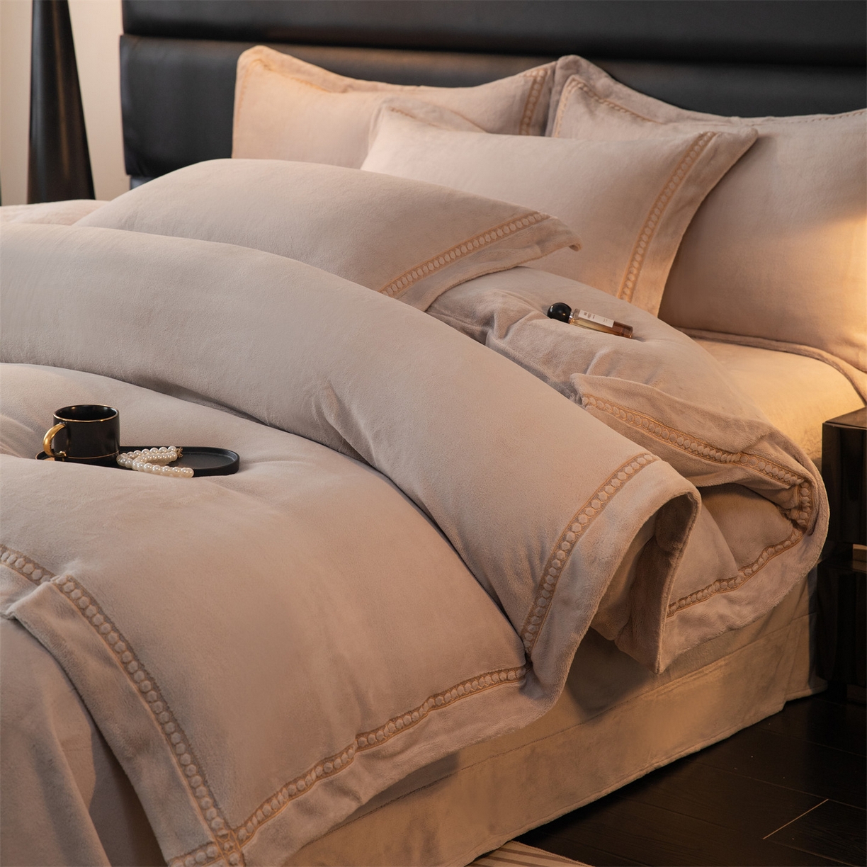 91家纺网 家纺一手货源 找家纺 暖洋家纺 2025新款暖芙绒纯色刺绣款套件四件套 银灰色