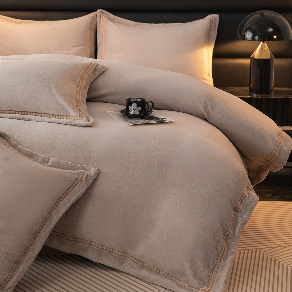 91家纺网 家纺一手货源 找家纺 暖洋家纺 2025新款暖芙绒纯色刺绣款套件四件套 银灰色