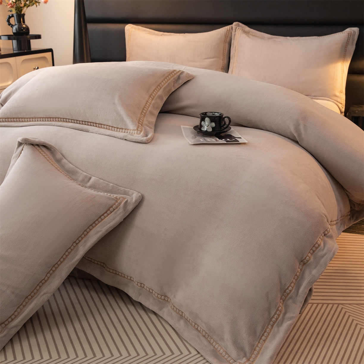 91家纺网 家纺一手货源 找家纺 暖洋家纺 2025新款暖芙绒纯色刺绣款套件四件套 银灰色