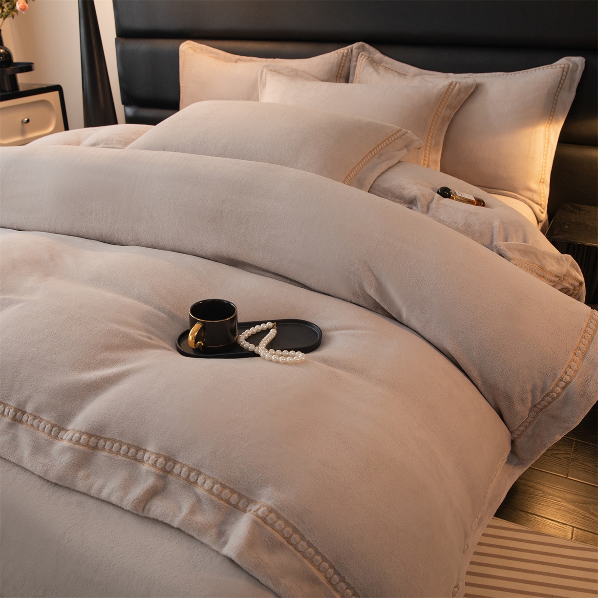 91家纺网 家纺一手货源 找家纺 暖洋家纺 2025新款暖芙绒纯色刺绣款套件四件套 银灰色