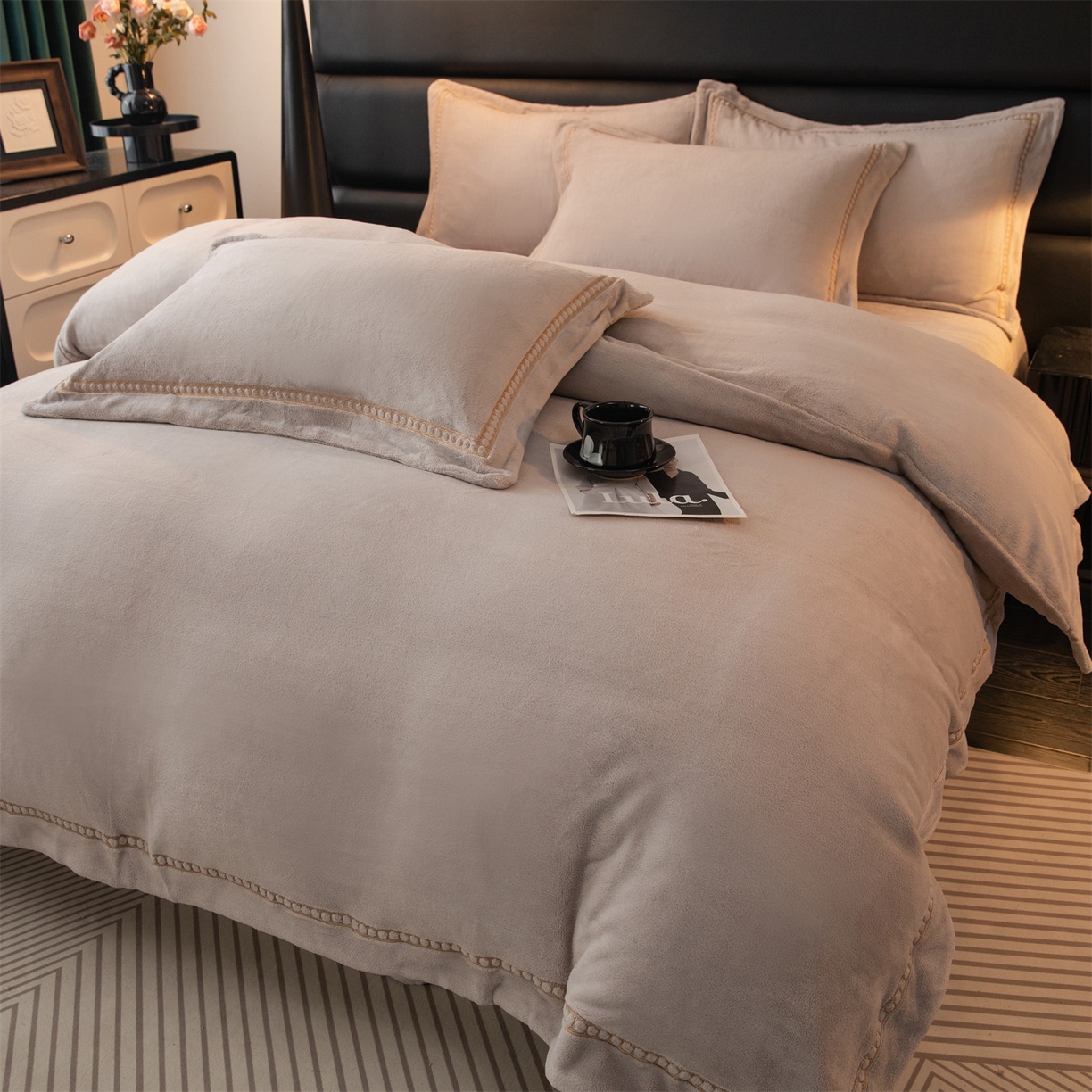 91家纺网 家纺一手货源 找家纺 暖洋家纺 2025新款暖芙绒纯色刺绣款套件四件套 银灰色