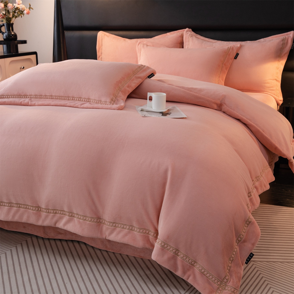 91家纺网 家纺一手货源 找家纺 暖洋家纺 2025新款暖芙绒纯色刺绣款套件四件套 玉色