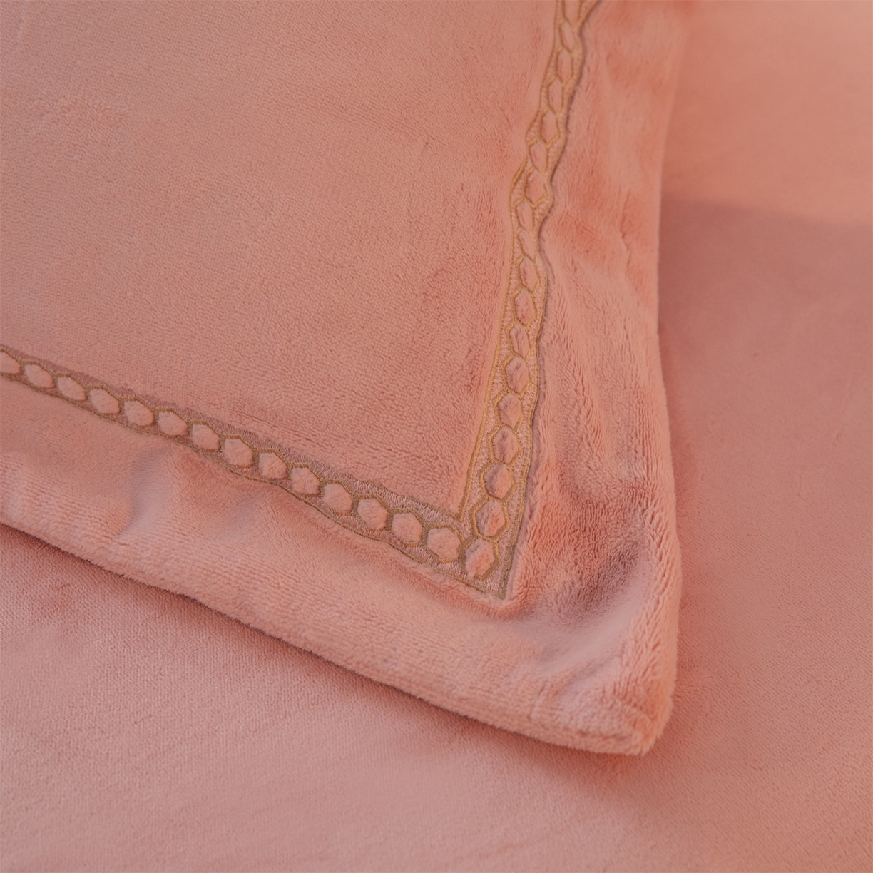 91家纺网 家纺一手货源 找家纺 暖洋家纺 2025新款暖芙绒纯色刺绣款套件四件套 玉色