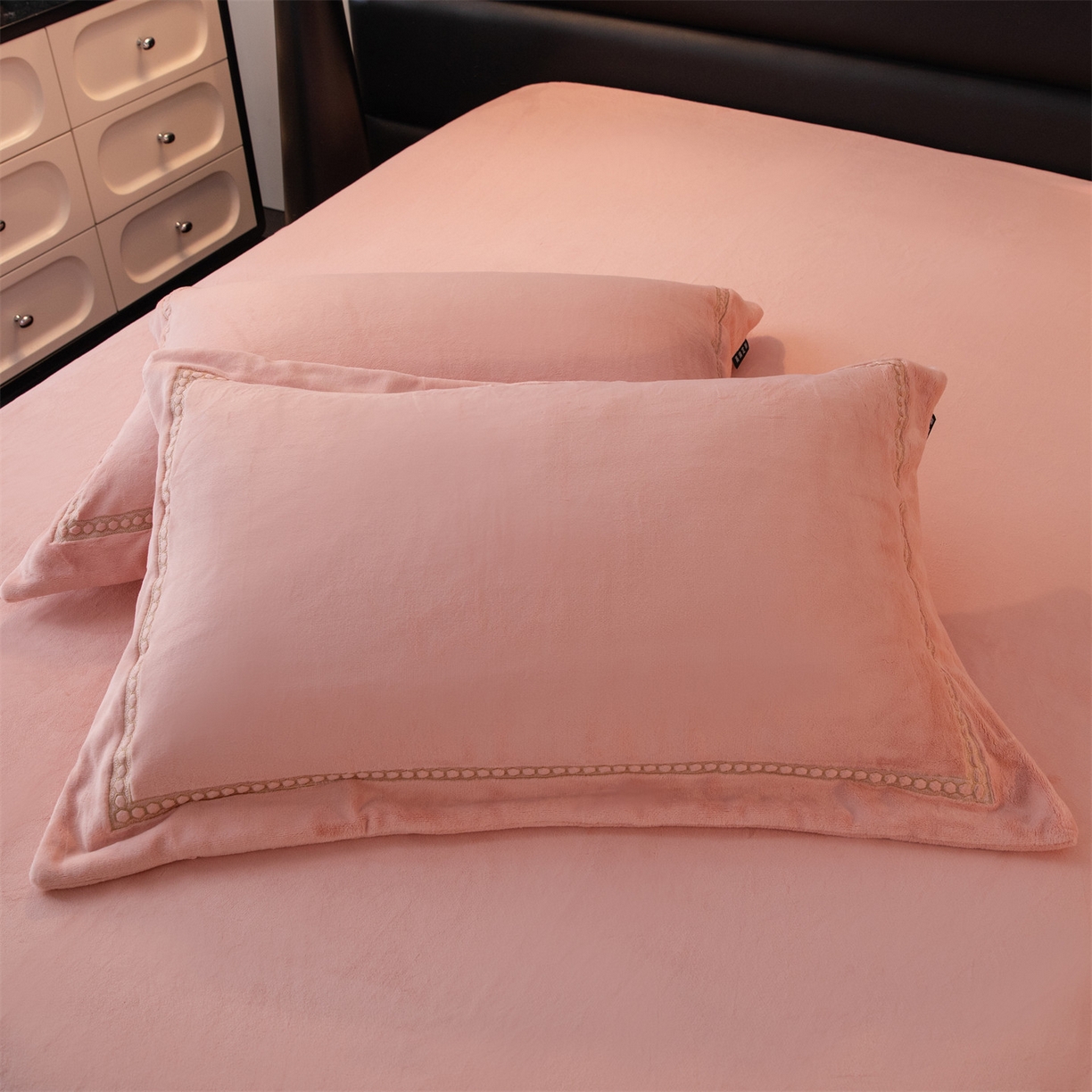 91家纺网 家纺一手货源 找家纺 暖洋家纺 2025新款暖芙绒纯色刺绣款套件四件套 玉色