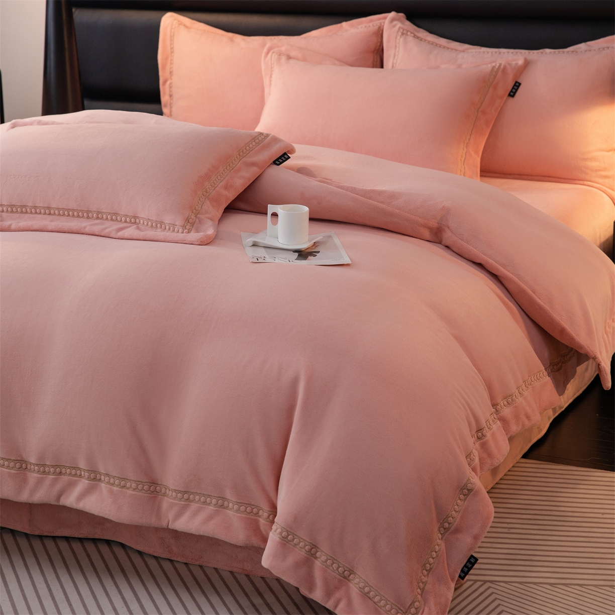 91家纺网 家纺一手货源 找家纺 暖洋家纺 2025新款暖芙绒纯色刺绣款套件四件套 玉色