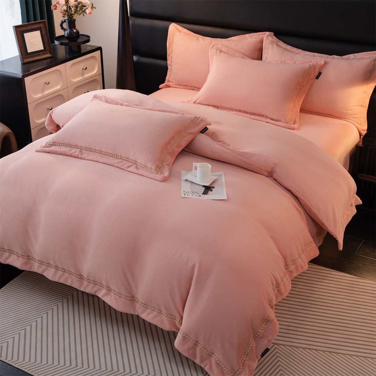 91家纺网 家纺一手货源 找家纺 暖洋家纺 2025新款暖芙绒纯色刺绣款套件四件套 玉色